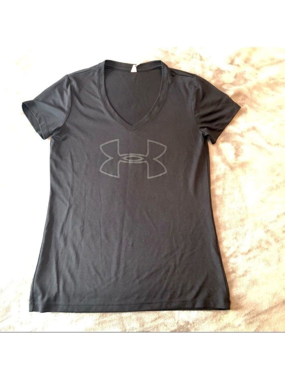 UNDER Armour v-neck  activewear t-shirt size XS